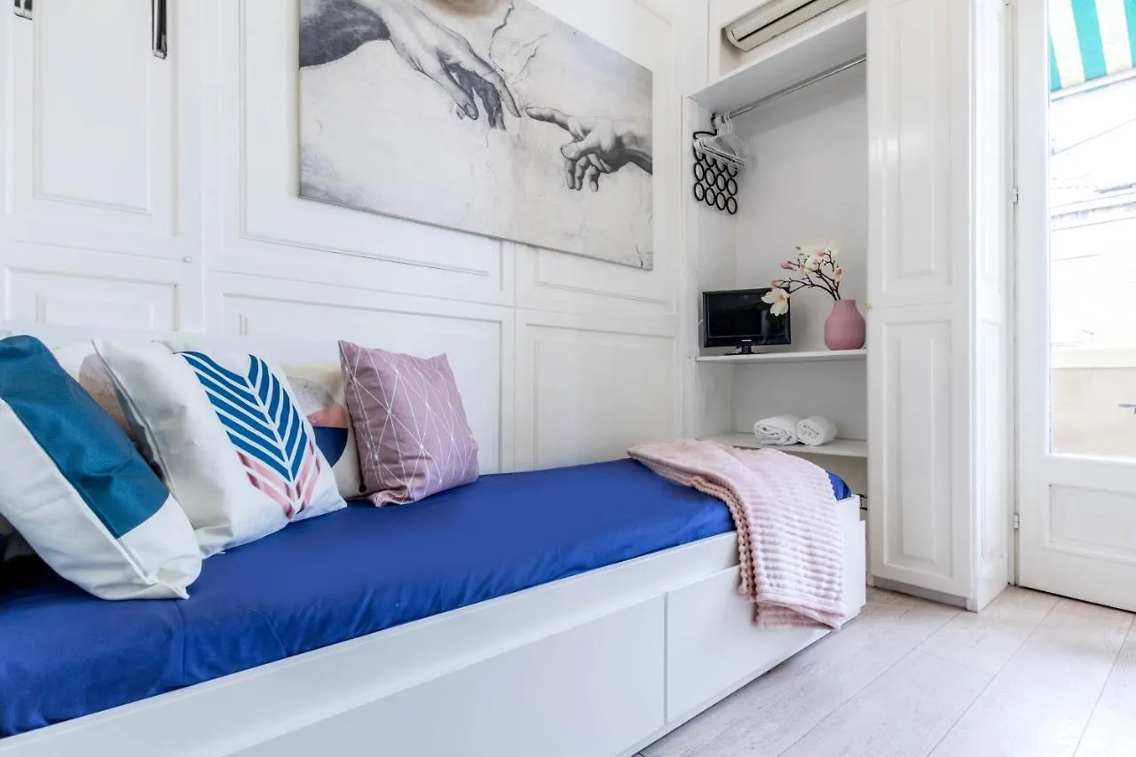 Joivy Lovely Studio For 2 With Balcony Near Duomo Milão 0*,  Itália