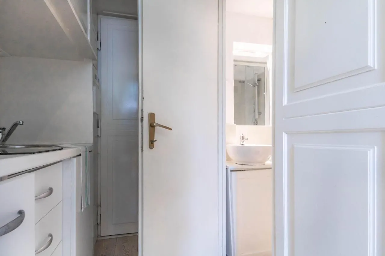 Joivy Lovely Studio For 2 With Balcony Near Duomo Milão Apartamento