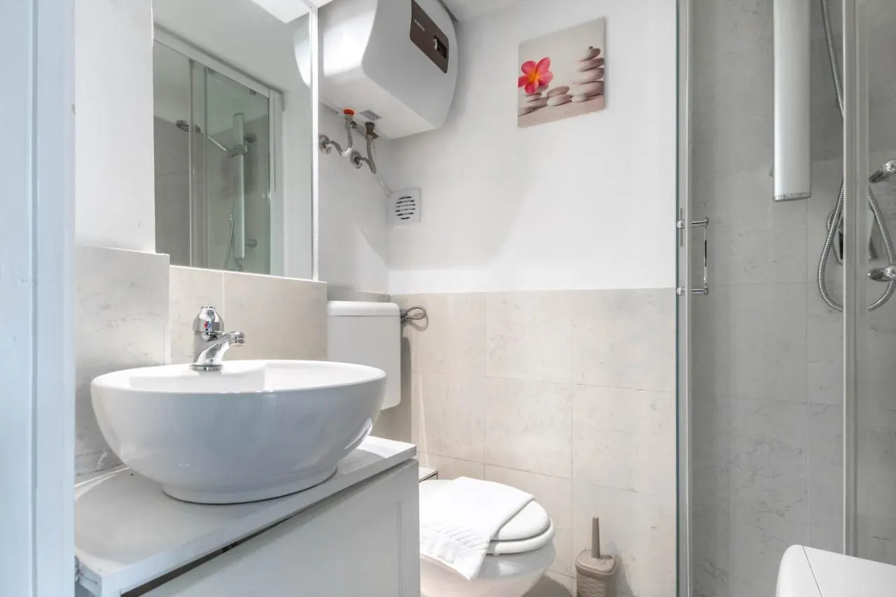 Joivy Lovely Studio For 2 With Balcony Near Duomo Milão 0*,  Itália