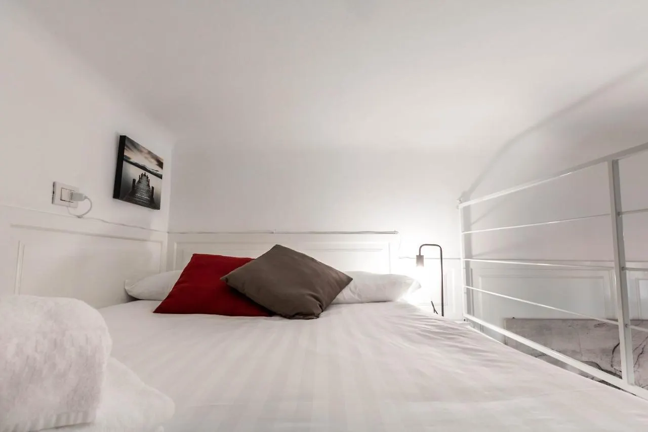 Joivy Lovely Studio For 2 With Balcony Near Duomo Milán Italia